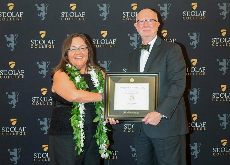 Wendy Helgemo receives alumni award from man