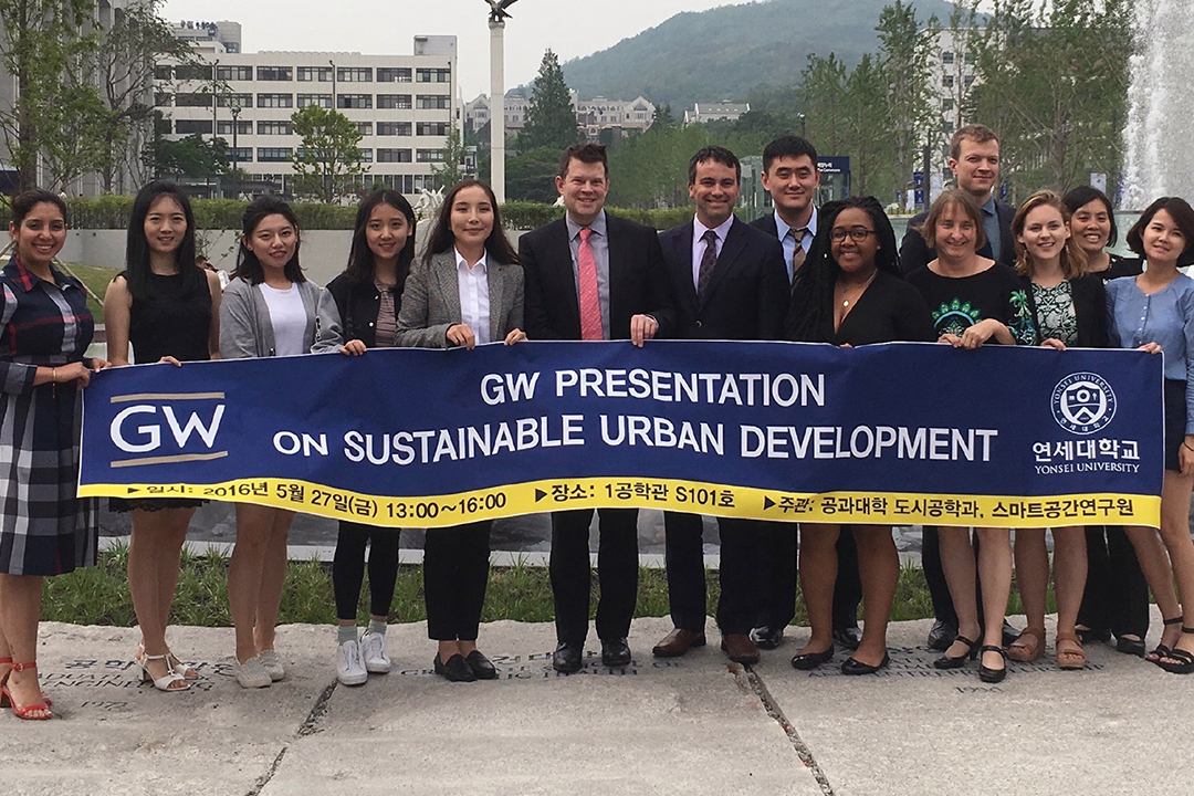 group of students with GW presentation on sustainable urban development, GW log, and words in korean